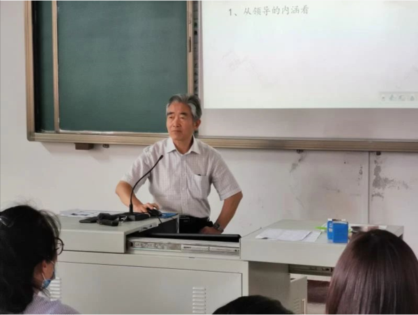 领导与非权力性影响力 | 学校督学、思政部首席专家武星亮教授为班干部做专题培训